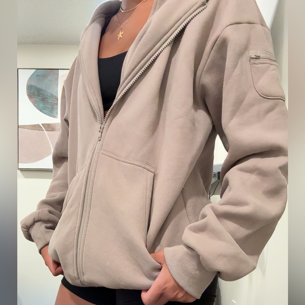 COMFRT ZIP UP HOODIE- Quality, thick material, soft